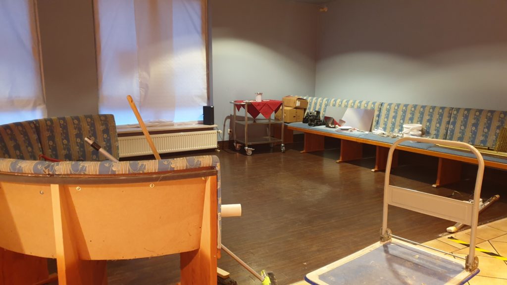 Bänke, Tische, Stühle und Schränke werden ausgebaut